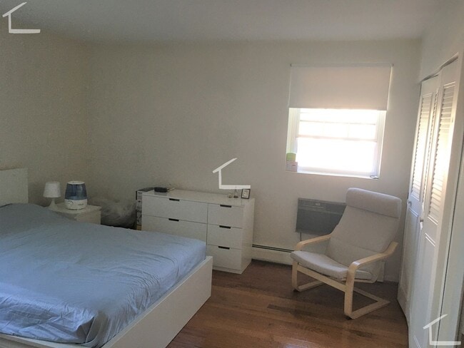 Foto del edificio - No Fee! Parking, Heat and Hot Water Included! Renovated, Sunny and Spacious!  Cat Friendly! Prime...