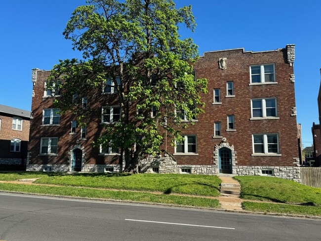 Building Photo - 4932 Lindenwood Ave