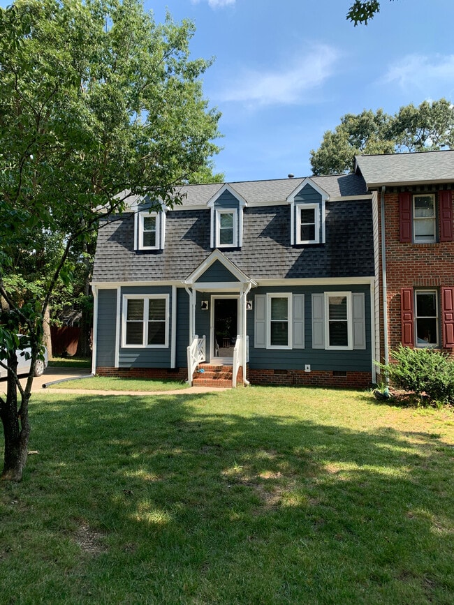 Building Photo - Room in Single Family Home on Sawmill Rd