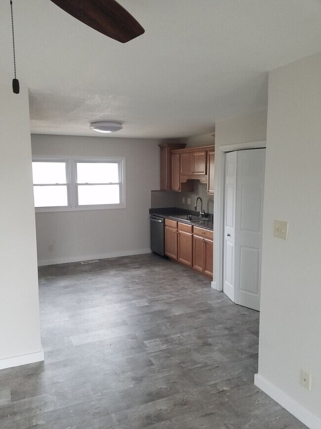 Building Photo - 3 Bedroom, 1.5 Bath w/Garage Single Family...