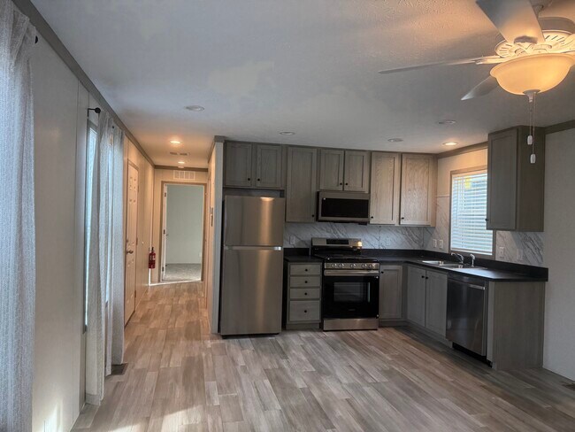 Foto del edificio - 3223 Butternut Ln