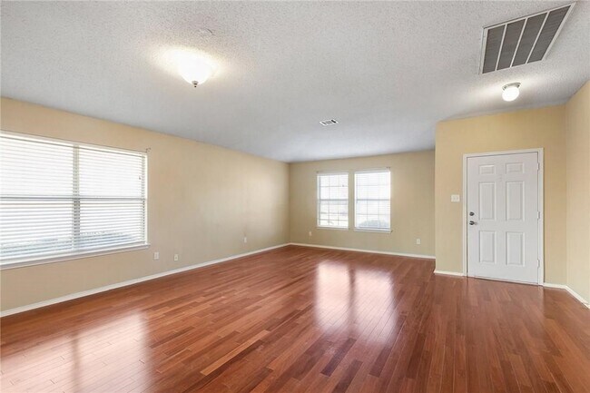 Foto del edificio - 921 Thistle Cir
