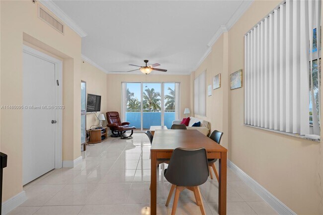 Foto del edificio - 9201 Collins Ave