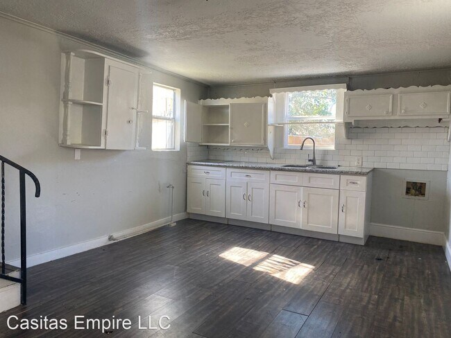 Building Photo - 1 br, 1 bath House - 7404  Navigation Blvd...