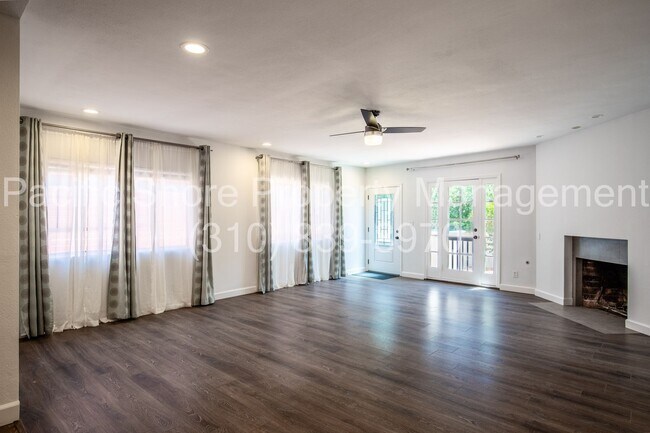 Foto del edificio - Updated 3-Bedroom First-Floor Condo in Prime Santa Monica Location