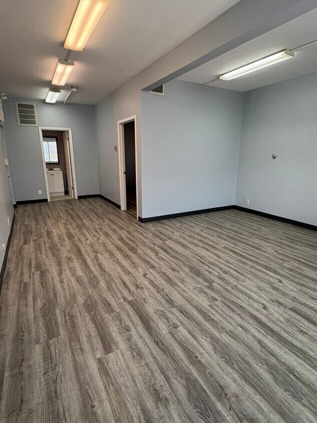 Foto del edificio - 8827 W Grand Ave