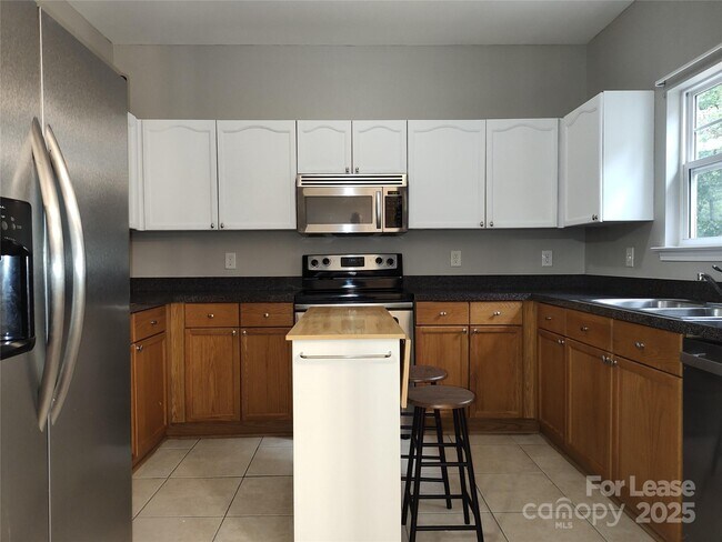 Foto del edificio - 467 Doughton Ln