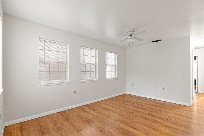 Building Photo - 1304 Delano St