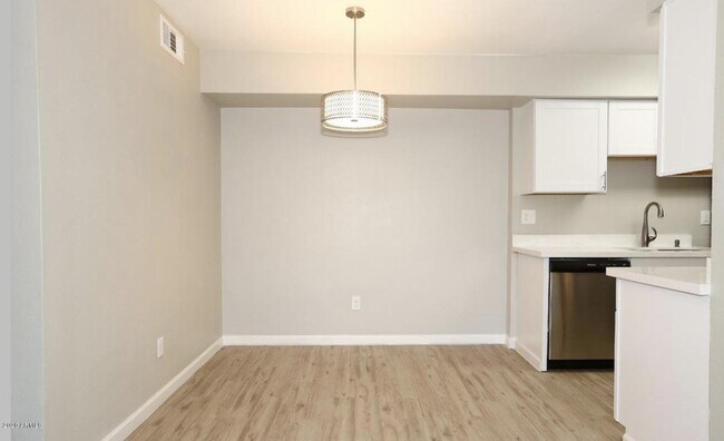 Foto del edificio - 2625 E Indian School Rd