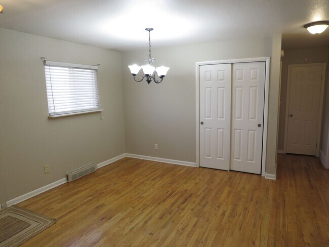 Foto del edificio - Welcome to this cozy 4-bedroom, 2-bathroom...