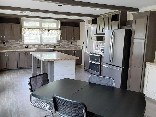 Nice large kitchen - 2039 Hamilton Ave