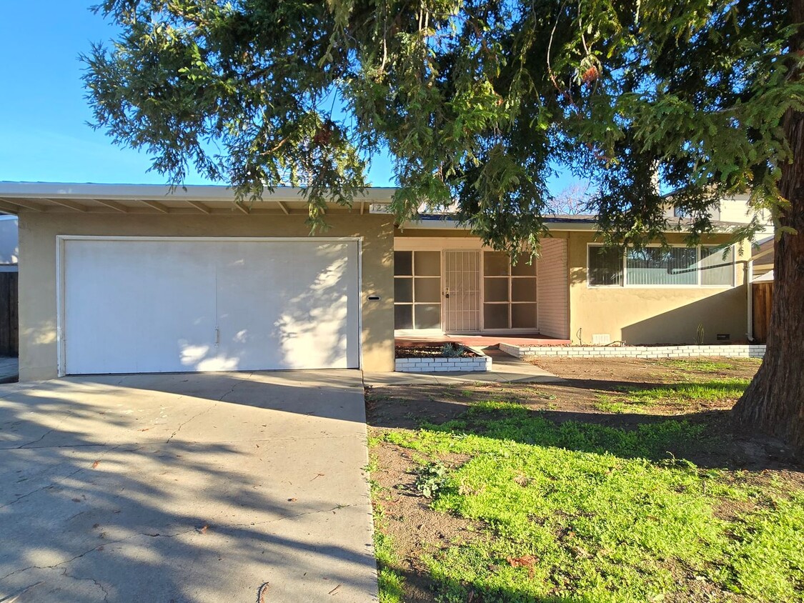 Primary Photo - Cute Home in Cherry Chase, Updated Kitchen...