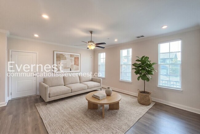 Building Photo - 828 Goswell Dr