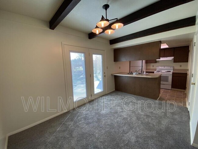 Building Photo - 3055 Wedgewood Dr