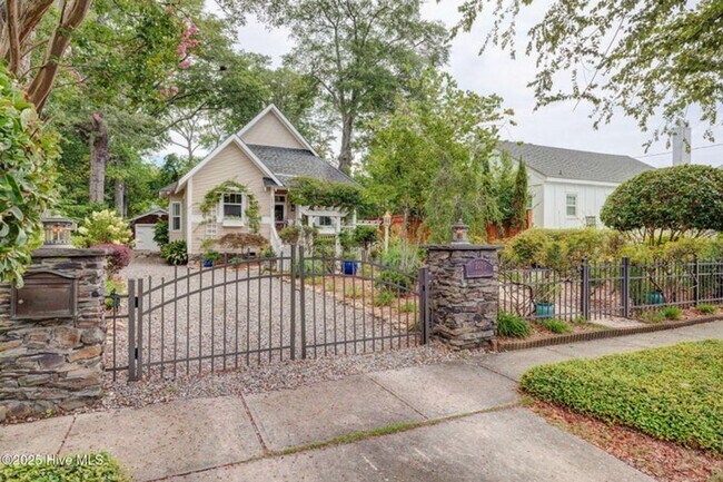 Foto del edificio - Welcome to this stunning 3-bedroom, 3-bath...