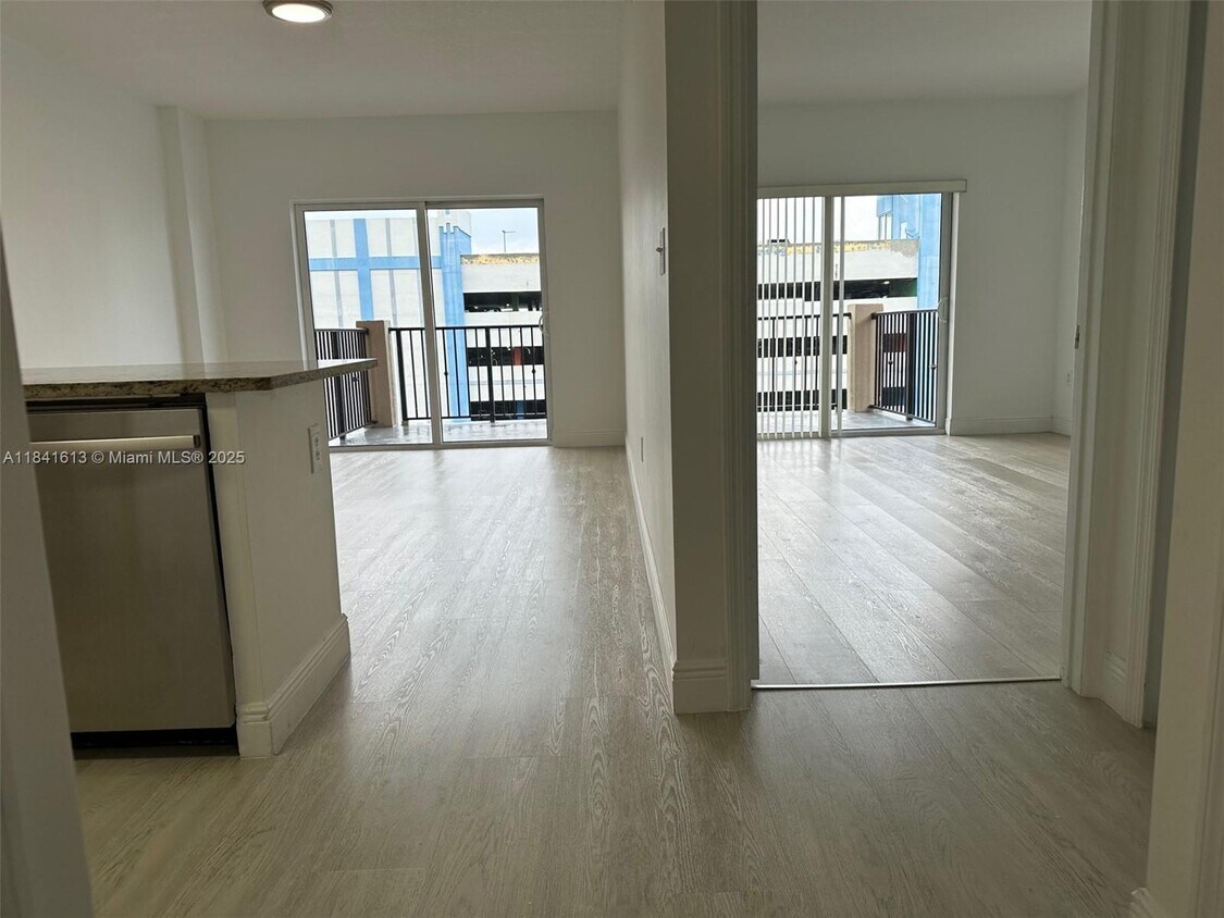 Foto del edificio - 3410 Coral Way