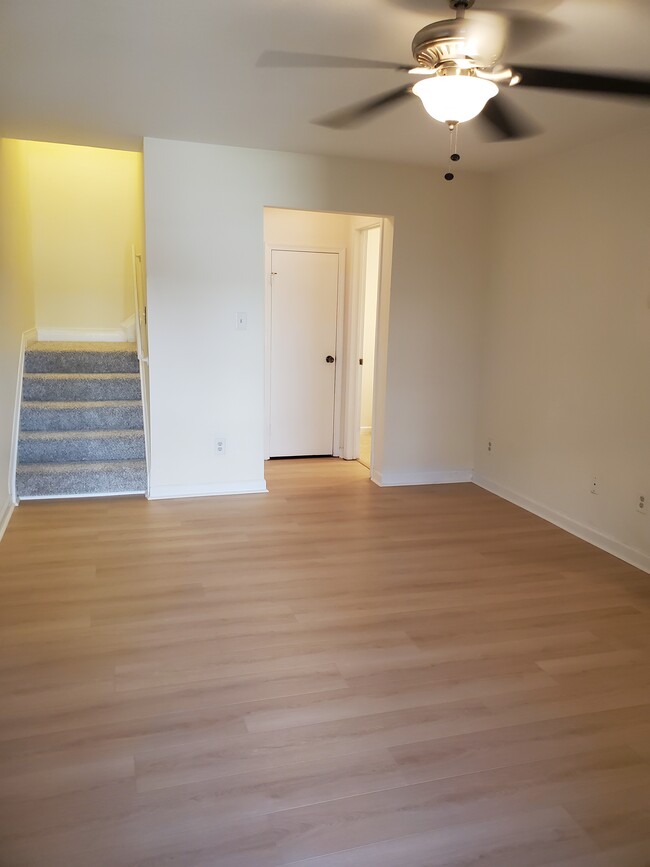 Building Photo - 1654 Monterry Pl