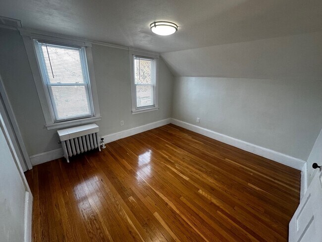 Building Photo - 3 1/2 Mayflower Pl