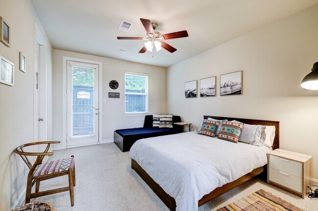 Foto del edificio - 8932 Lakeshore Bend Dr