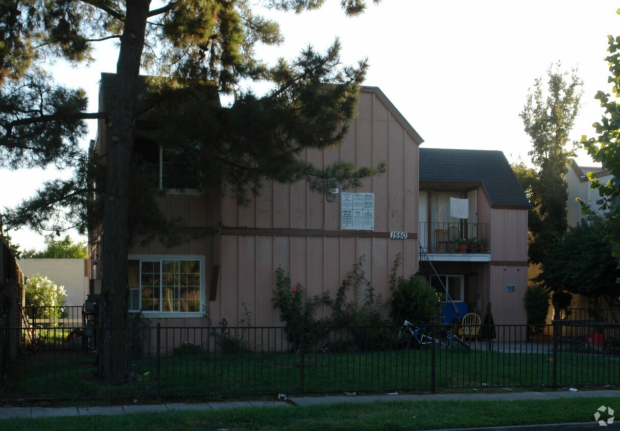 Building Photo - 1550 Crucero Dr