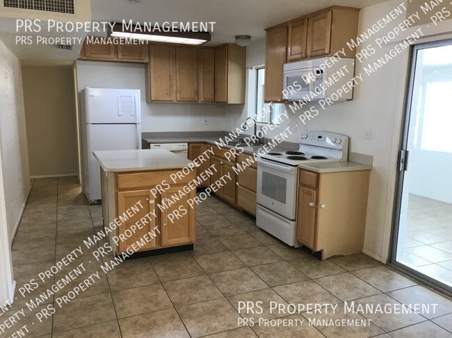 Building Photo - 1559 E Flower Cir