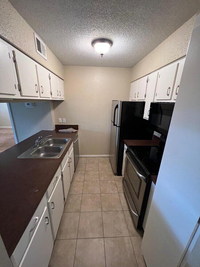 Building Photo - 603 Colonial Dr