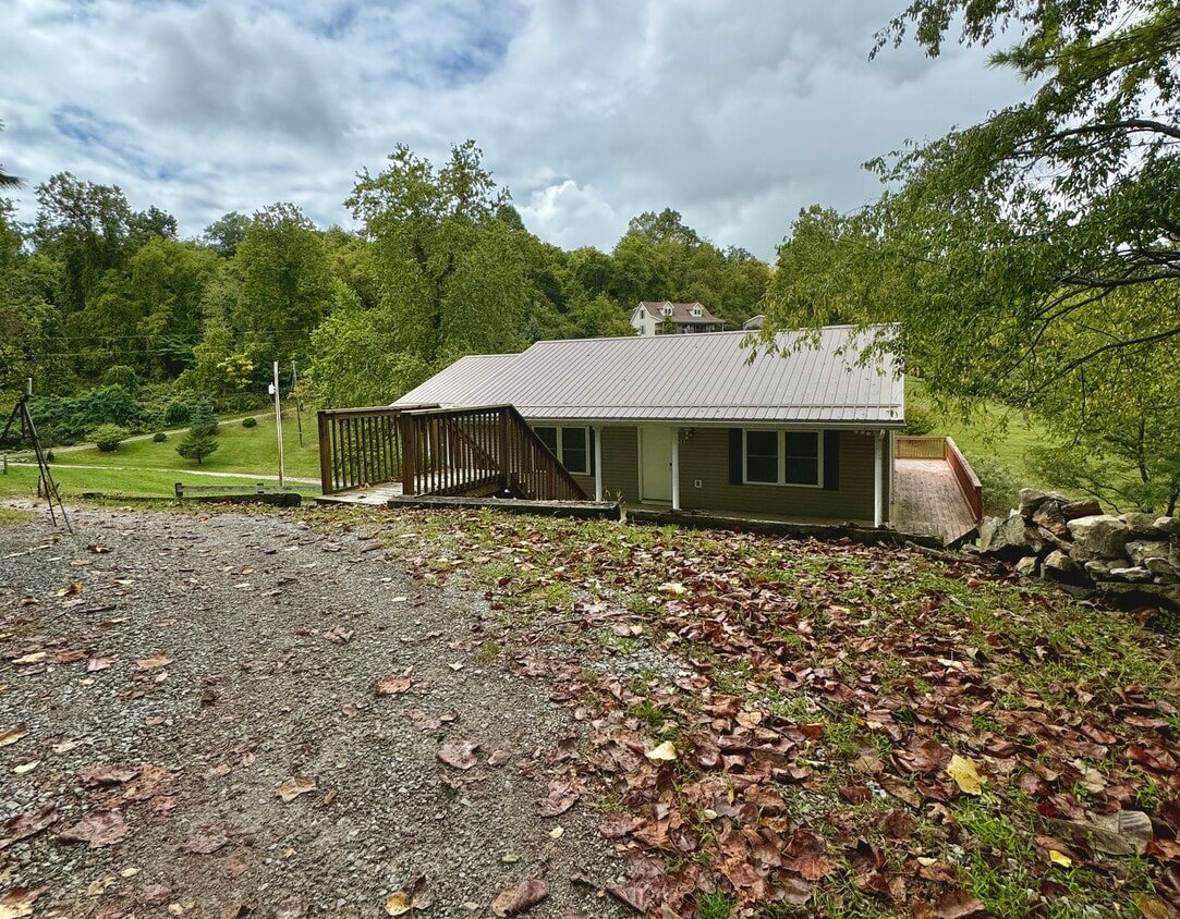 Primary Photo - 1560 Harding Rd