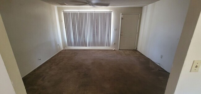 Foto del edificio - 3-Bedroom Home with Spacious Backyard & Ca...
