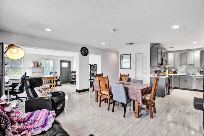 Foto del edificio - 1124 NW 16th St