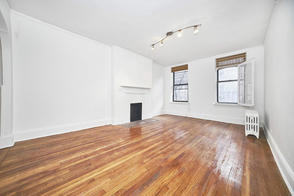Primary Photo - 213 W 18th St