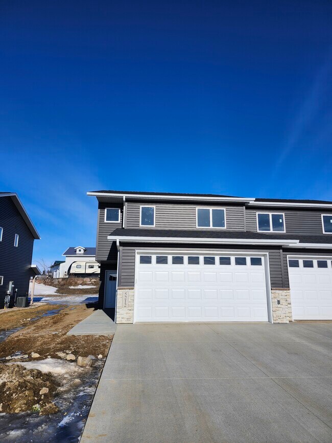 ¡Nueva casa adosada busca sus primeros residentes! - 5312 Welder Ave