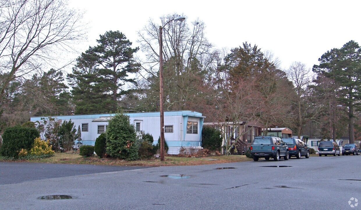 Whispering Pines Apartments in Malaga, NJ