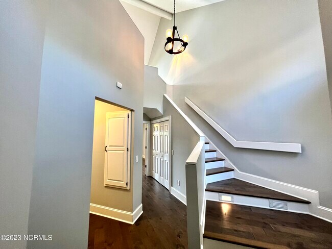 Building Photo - 5304 Villa Ct