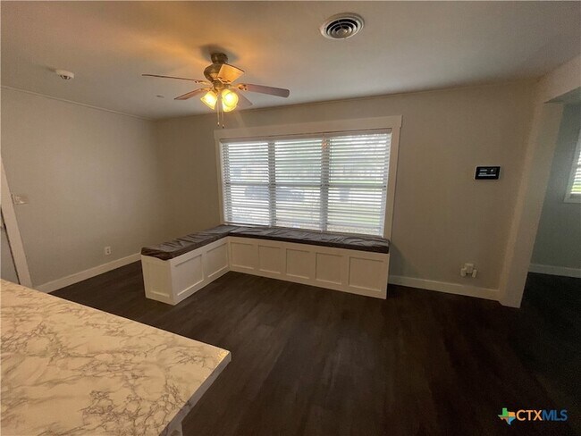 Foto del edificio - 3001 Hummingbird Ln