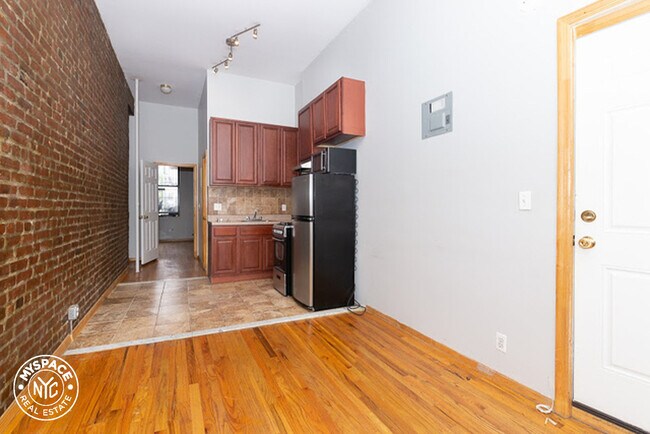 Building Photo - 560 Grand St