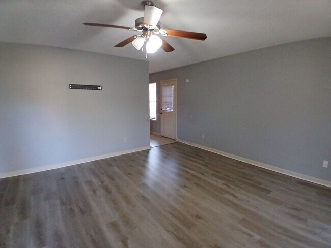 Foto del edificio - Spacious Home on Quiet Street - Open To Section 8