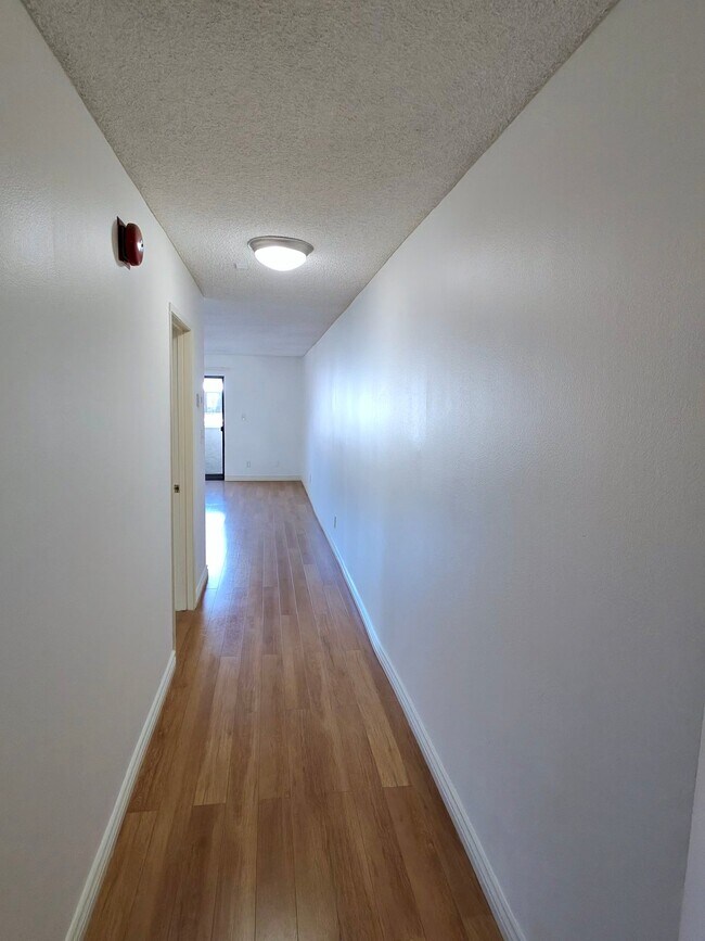 Foto del edificio - 135 N Swall Dr
