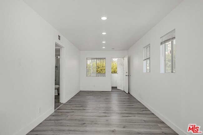 Building Photo - 124 S Almont Dr