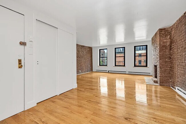 Building Photo - 211 Seventh Avenue