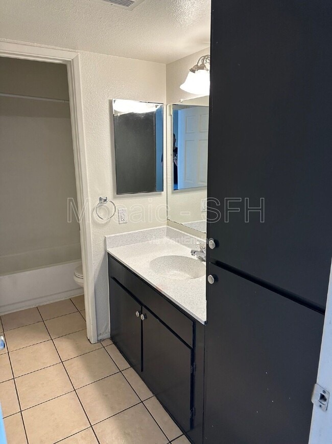 Building Photo - 2440 E Waltann Ln