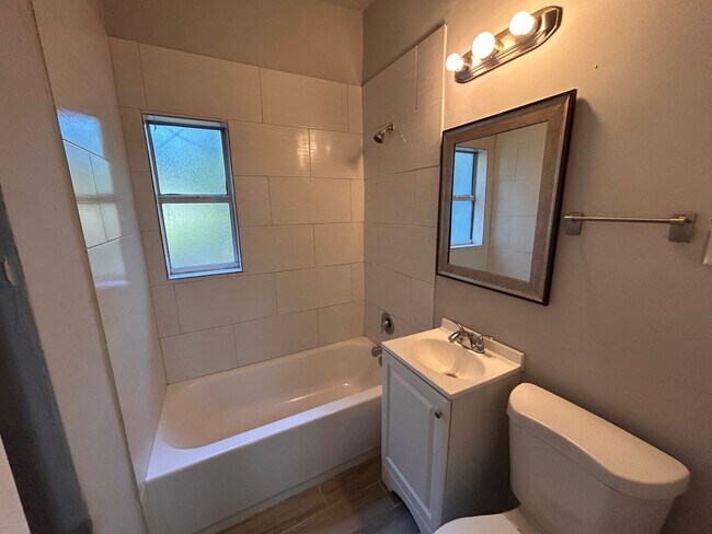 Foto del edificio - COMPLETELY REHABBED 3/2 with Double Garage...