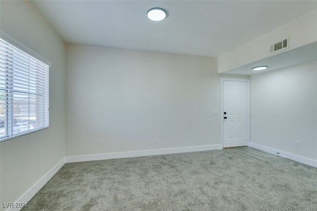 Building Photo - 3400 Cabana Dr