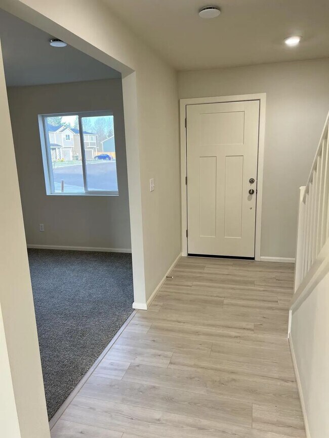 Foto del edificio - Enormous Two-Story Home- Available January 9th