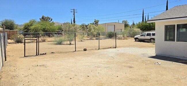 Foto del edificio - 7616 Barberry Ave