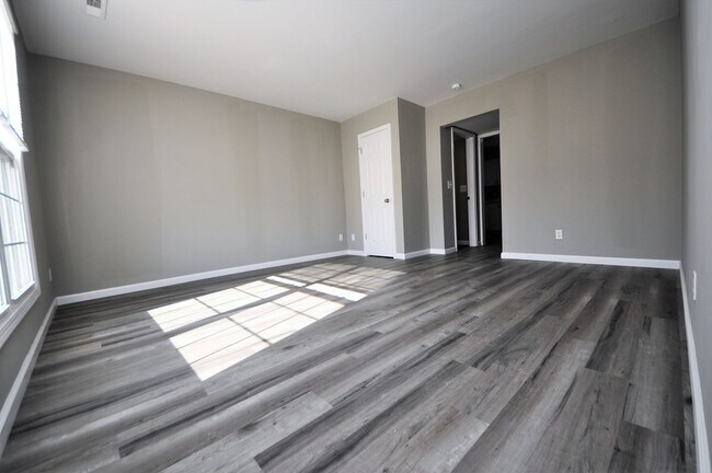 Building Photo - 5 Apache-