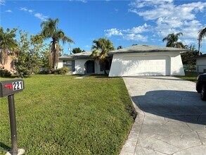 Building Photo - 221 SW 34th Terrace