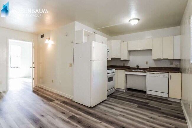 Foto del edificio - 770 N Dodge Blvd