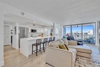 Building Photo - 2655 Collins Ave