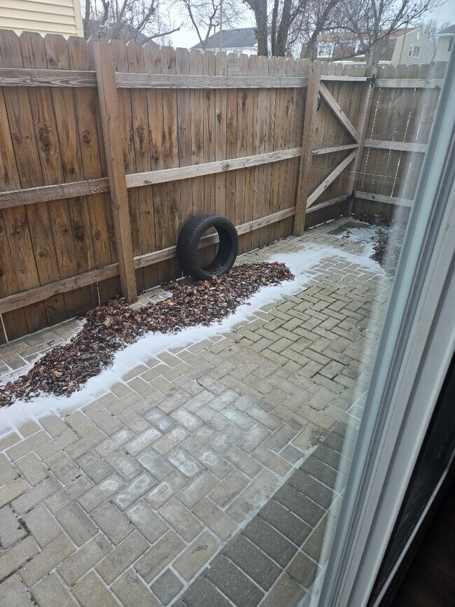 Building Photo - 4V S Fernwood Dr