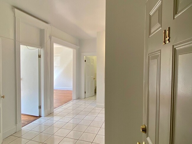 Photo - Large, sunny 2 bed unit in a prime locatio... House
